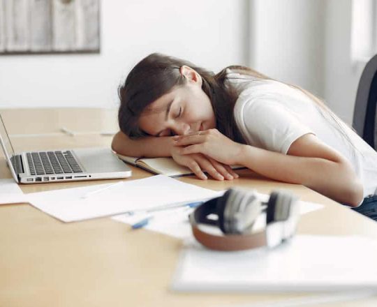 ¿Por Qué Me Siento Cansado Todo el Día?